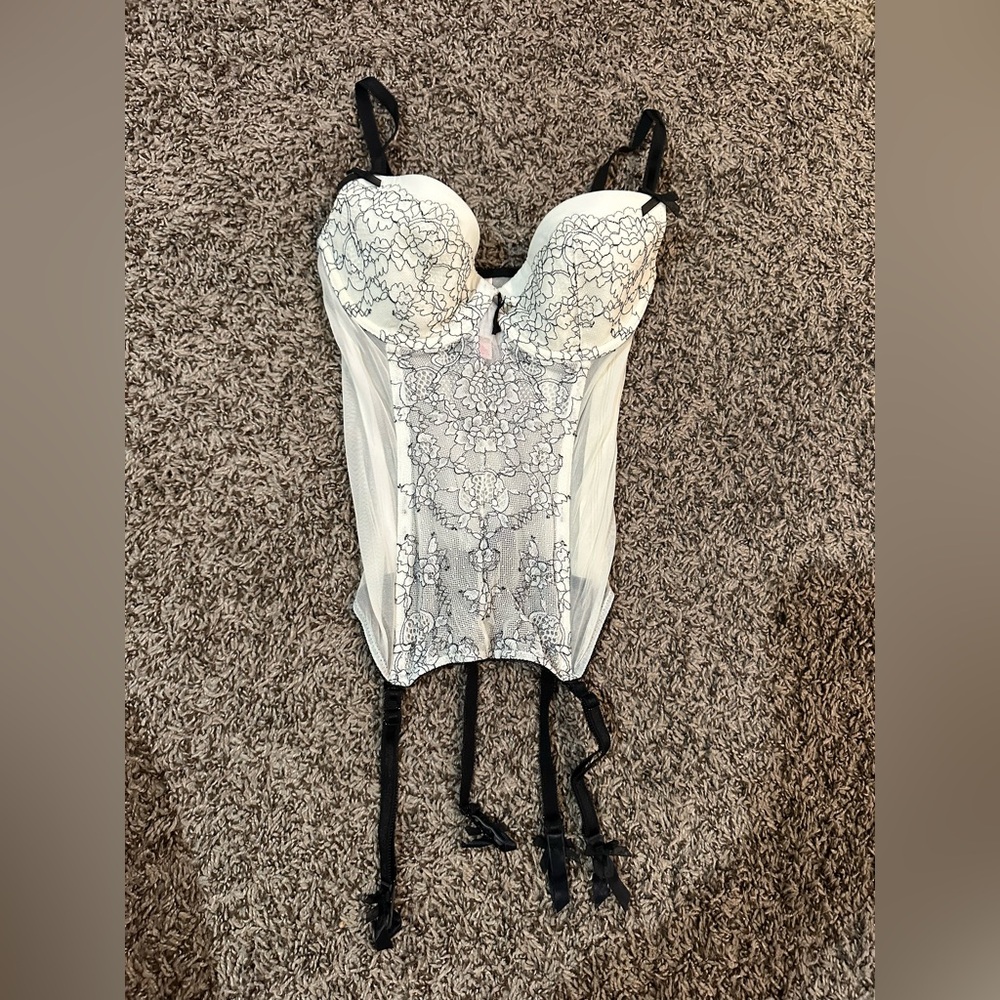 Victoria’s Secret white and black lace corset 32C ￼